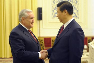 Le président chinois Xi Jinping et Jean-Pierre Raffarin, en 2011 à Pékin. 