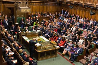 Boris Johnson, perplexe, se gratte la tête devant les 650 députés de la Chambre des communes, à Londres, avant de leur répondre. Le 3 septembre.