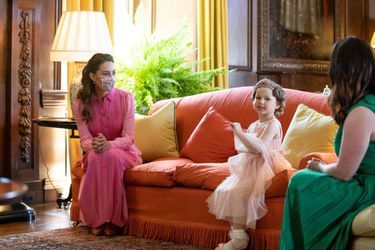 Kate, la duchesse de Cambridge, a rencontré la petite Mila et sa famille au palais de Holyroodhouse, en Ecosse, le 27 mai 2021.