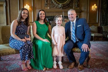 Mila, entourée de sa soeur Jodi et ses parents Lynda et Scott, au palais de Holyroodhouse, en Ecosse, le 27 mai 2021.