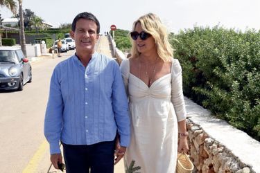 Manuel Valls et Susana Gallardo dimanche, à Minorque. Ils arrivent pour la paella, offerte aux convives au yacht-club.