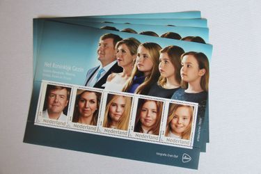 La nouvelle feuille de timbres de PostNL figurant le roi Willem-Alexander des Pays-Bas, la reine Maxima et leurs filles, le 19 septembre 2019