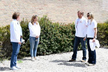 La reine Maxima et le roi Willem-Alexander des Pays-Bas participent aux NLdoet à Oegstgeest, le 28 mai 2021