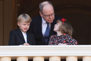 Le prince Albert II de Monaco avec ses jumeaux le prince Jacques et la princesse Gabriella au balcon du Palais princier à Monaco, le 3 juin 2021
