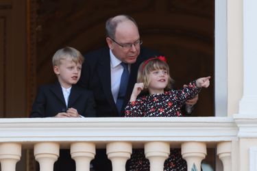 Le prince Albert II de Monaco avec le prince Jacques et la princesse Gabriella au balcon du Palais princier à Monaco, le 3 juin 2021