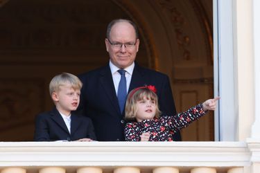 Le prince Albert II de Monaco avec le prince Jacques et la princesse Gabriella au balcon du Palais princier à Monaco, le 3 juin 2021