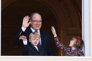 Le prince Albert II de Monaco saluant avec ses jumeaux la princesse Gabriella et le prince Jacques depuis le balcon du Palais princier à Monaco, le 3 juin 2021