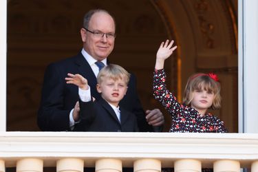 Le prince Albert II de Monaco avec ses jumeaux la princesse Gabriella et le prince Jacques au balcon du Palais princier à Monaco, le 3 juin 2021