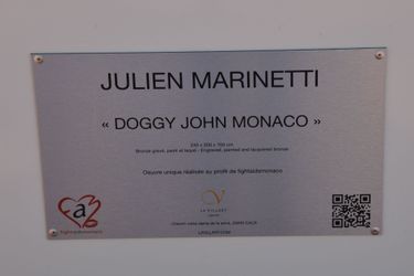 La plaque figurant sur la sculpture «Doggy John Monaco» à Monaco, le 5 juin 2021