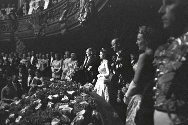 Le 8 avril 1957, à l’Opéra de Paris, le président René Coty, la reine Elizabeth II et le prince Philip, debout dans la loge présidentielle, face aux spectateurs tournés vers eux, vont assister à un ballet inspiré d’une histoire médiévale intitulé « Le chevalier et la damoiselle ».