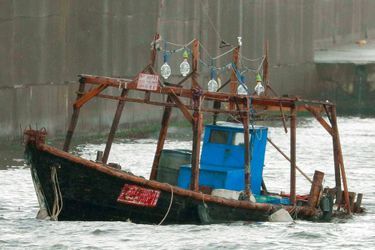 Un bateau de pêcheurs nord-coréens saisi par les Sud-Coréens, en novembre 2017.