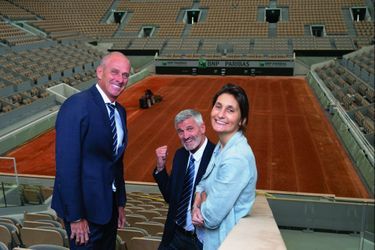 ROLAND-GARROS Son directeur, Guy Forget (à g.), avec Gilles Moretton et Amélie Oudéa-Castéra, président et directrice générale de la Fédération française de tennis. Le tournoi débute le 30 mai.