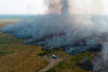 Les flammes dévorent une parcelle déforestée de l'Amazonie à Porto Velho, au Brésil, le 27 août. Vue prise d'un drone.