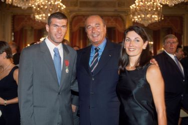 Zinédine Zidane, Jacques Chirac et Véronique Zidane en 1998 à l'Elysée. 