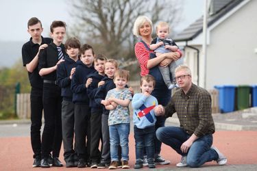 Alexis et David Brett aux côtés de leurs neuf fils. La maman pose enceinte de Rothagaidh, le dernier fils avant la naissance de Cameron. 