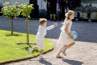 La princesse Estelle de Suède et son petit frère le prince Oscar en vacances au palais de Solliden sur l'ïle d'Oland, le 14 juillet 2019