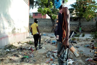Port-au-Prince, le 1er mai. Les habitants s'arment de fusils d'assaut pour défendre leur secteur.