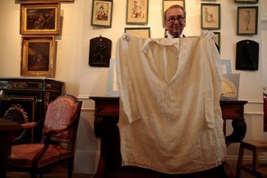 Me Jean-Pierre Osenat présente la chemise de l'empereur Napoléon Ier qu'il met en vente à Fontainebleau mercredi 5 mai 2021