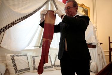 Me Jean-Pierre Osenat présente les bas en soie teintée en rouge de l'empereur Napoléon Ier qu'il met en vente à Fontainebleau mercredi 5 mai 2021
