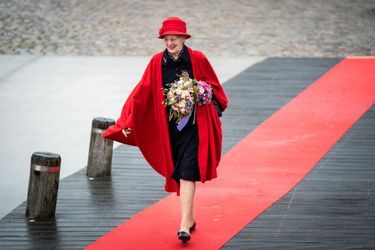 La reine Margrethe II de Danemark s'apprête à rejoindre son yacht royal à Copenhague, le 4 mai 2021