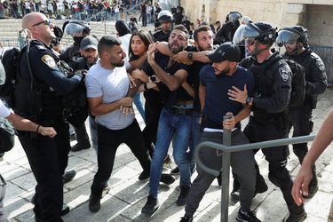 Les affrontements en cours entre Palestiniens et policiers israéliens à l'esplanade des Mosquées à Jérusalem ont fait des "centaines de blessés", a indiqué le Croissant-Rouge palestinien."Il y a des centaines de blessés dans les heurts" à l'esplanade, dont une cinquantaine ont dû être transférés dans des hôpitaux, a indiqué le Croissant-Rouge dans un bref message aux journalistes.