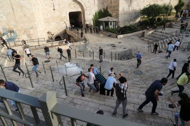 Les affrontements en cours entre Palestiniens et policiers israéliens à l'esplanade des Mosquées à Jérusalem ont fait des "centaines de blessés", a indiqué le Croissant-Rouge palestinien."Il y a des centaines de blessés dans les heurts" à l'esplanade, dont une cinquantaine ont dû être transférés dans des hôpitaux, a indiqué le Croissant-Rouge dans un bref message aux journalistes.