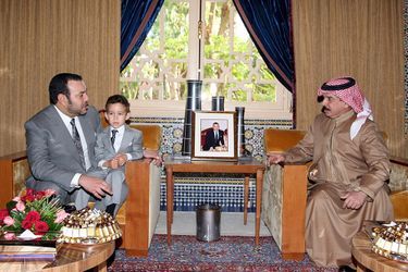 Le prince Moulay El Hassan du Maroc avec son père et le Cheikh de Bahreïn, le 23 décembre 2007 