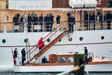 La reine Margrethe II de Danemark monte à bord du Dannebrog à Copenhague, le 4 mai 2021