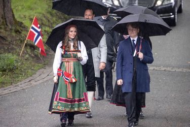 La princesse Ingrid Alexandra et le prince Sverre Magnus de Norvège suivis de leurs parents à Asker, le 17 mai 2021