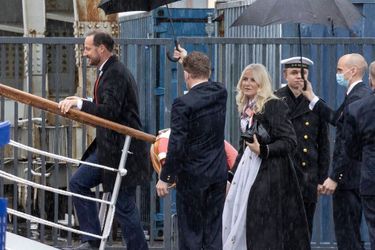 Le prince Haakon et la princesse Mette-Marit de Norvège embarquent sur le Norge à Oslo, le 17 mai 2021