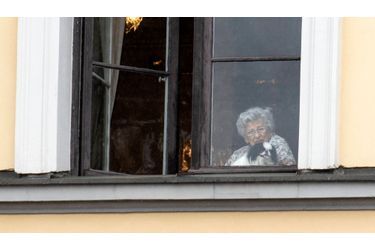 La princesse Astrid de Norvège à une fenêtre du Palais royal à Oslo, le 17 mai 2021