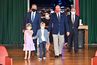 Le prince Albert II de Monaco avec ses jumeaux le prince Jacques et la princesse Gabriella à Monaco, le 1er juin 2021