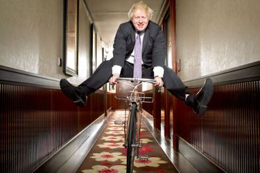Un drôle d'oiseau dans les couloirs du Fouquet's, en 2013. Il est alors maire de Londres.