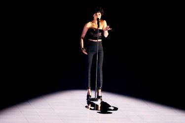 Barbara Pravi lors de la seconde répétition sur la scène de l'Eurovision 2021, à Rotterdam