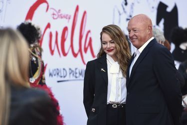 Emma Stone et le PDG de Disney Bob Chapek à la première du film «Cruella» à Los Angeles le 18 mai 2021