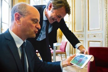 Jean-Michel Blanquer et François Baroin regardent une photo d'eux enfants, le 11 juillet, dans le bureau du ministre. 
