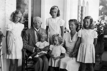 Le prince Carl Gustaf de Suède sur les genoux de son arrière-grand-père le roi Gustaf V avec ses quatre soeurs et sa mère la princesse Sybille, le 18 août 1947