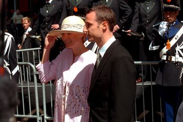 Le prince héritier Haakon de Norvère et sa fiancée Mette-Marit Tjessem Hoiby au mariage du prince Constantijn des Pays-Bas et de Laurentien Brinkhorst, le 19 mai 2001