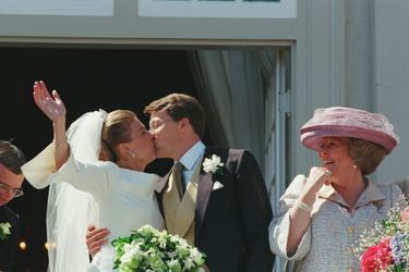Le prince Constantijn des Pays-Bas et Laurentien Brinkhorst avec la reine Beatrix, le 19 mai 2001, jour de leur mariage religieux