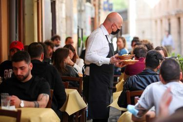 Des clients en terrasse à Rome, le 26 avril 2021.