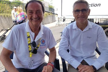 Michel-Edouard Leclerc et Laurent Jalabert mardi à Nîmes sur la zone d'arrivée. L'un a rejoint le lieu de rendez-vous à vélo empruntant un bout de parcours du Tour, l'autre s'apprête à commenter l'étape pour France Télévisions. 