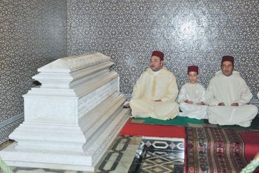 Le prince Moulay El Hassan du Maroc avec son père et son oncle, le 20 février 2013 