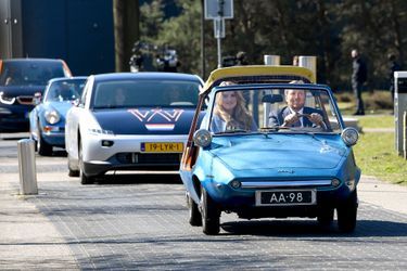 Le roi Willem-Alexander des Pays-Bas et la princesse Catharina-Amalia, suivis d&#039;une voiture conduite par la reine Maxima à Eindhoven, le 27 avril 2021