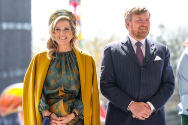Le roi Willem-Alexander et la reine Maxima des Pays-Bas à Eindhoven, le 27 avril 2021