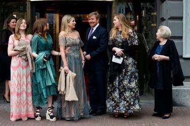 La reine Maxima et le roi Willem-Alexander des Pays-Bas avec leurs filles et l'ex-reine Beatrix à Amsterdam, le 12 mai 2021