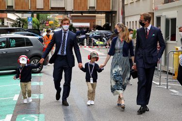 Pierre Casiraghi et Beatrice Borromeo avec leurs enfants Stefano et Francesco lors des essais du Grand Prix de Monaco le 22 mai 2021
