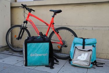 Des sacs de livraison Deliveroo à Nice, en juin 2018. (photo d'illustration)