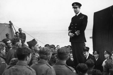 Le vice-amiral Lord Louis Mountbatten, chef des opérations combinées, avec certaines de ses troupes en juillet 1942 