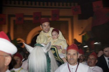 Le prince Moulay El Hassan du Maroc avec son père le roi Mohammed VI, le 15 avril 2005 