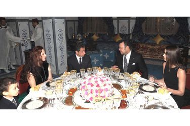 Le prince Moulay El Hassan du Maroc, avec ses parents le roi Mohammed VI et la princesse Lalla Salma, Nicolas Sarkozy et Carla Bruni, le 28 décembre 2009